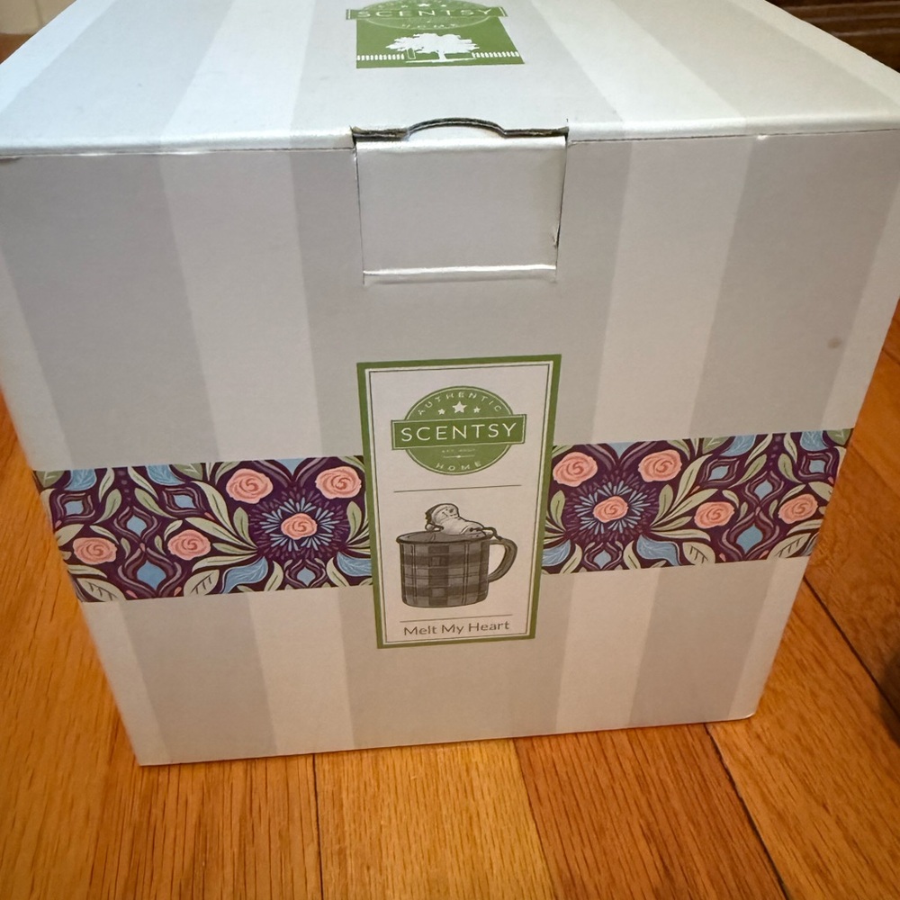 Scentsy Melt My Heart Warmer - White and Purple Floral